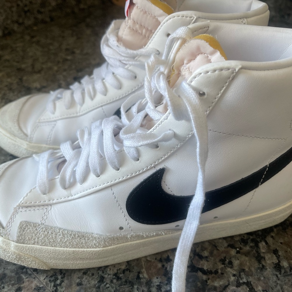 Nike mid 77’